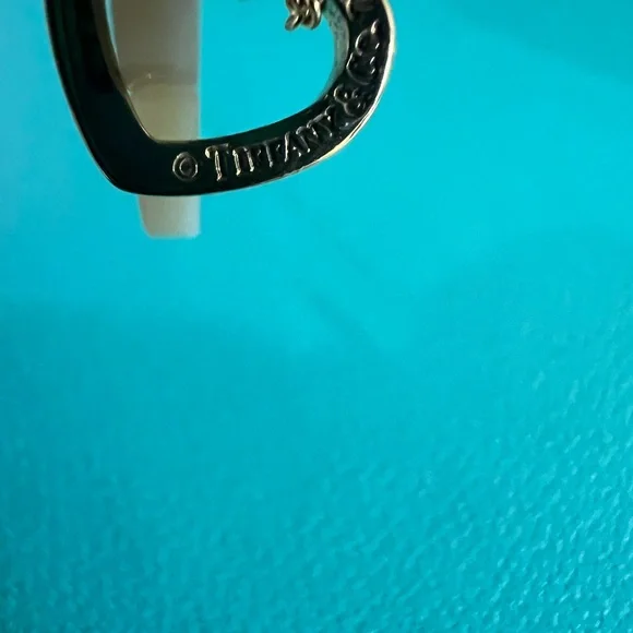 🌸🌸 Authentic Tiffany & Co. 18K Yellow Gold Heart Mother of Pearl Pendant - Picture 6 of 9